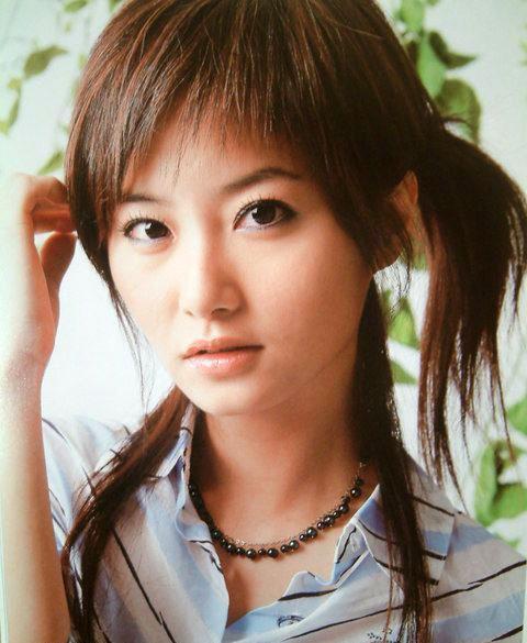 她的扮演者叫赵小侨,2002年刚入行的时候,就在《mvp情人》里面饰演女