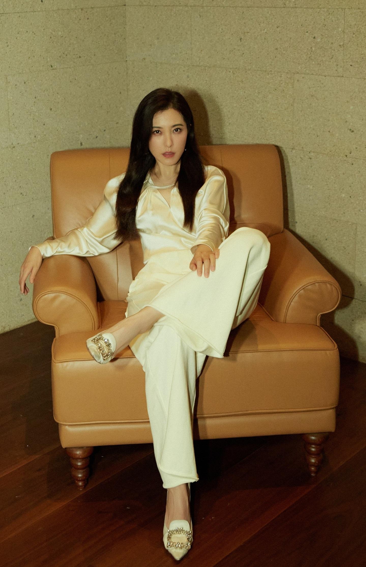 身高1米70的曾黎拥有令人羡慕的身材和修长的美腿,加上与生俱来的优雅