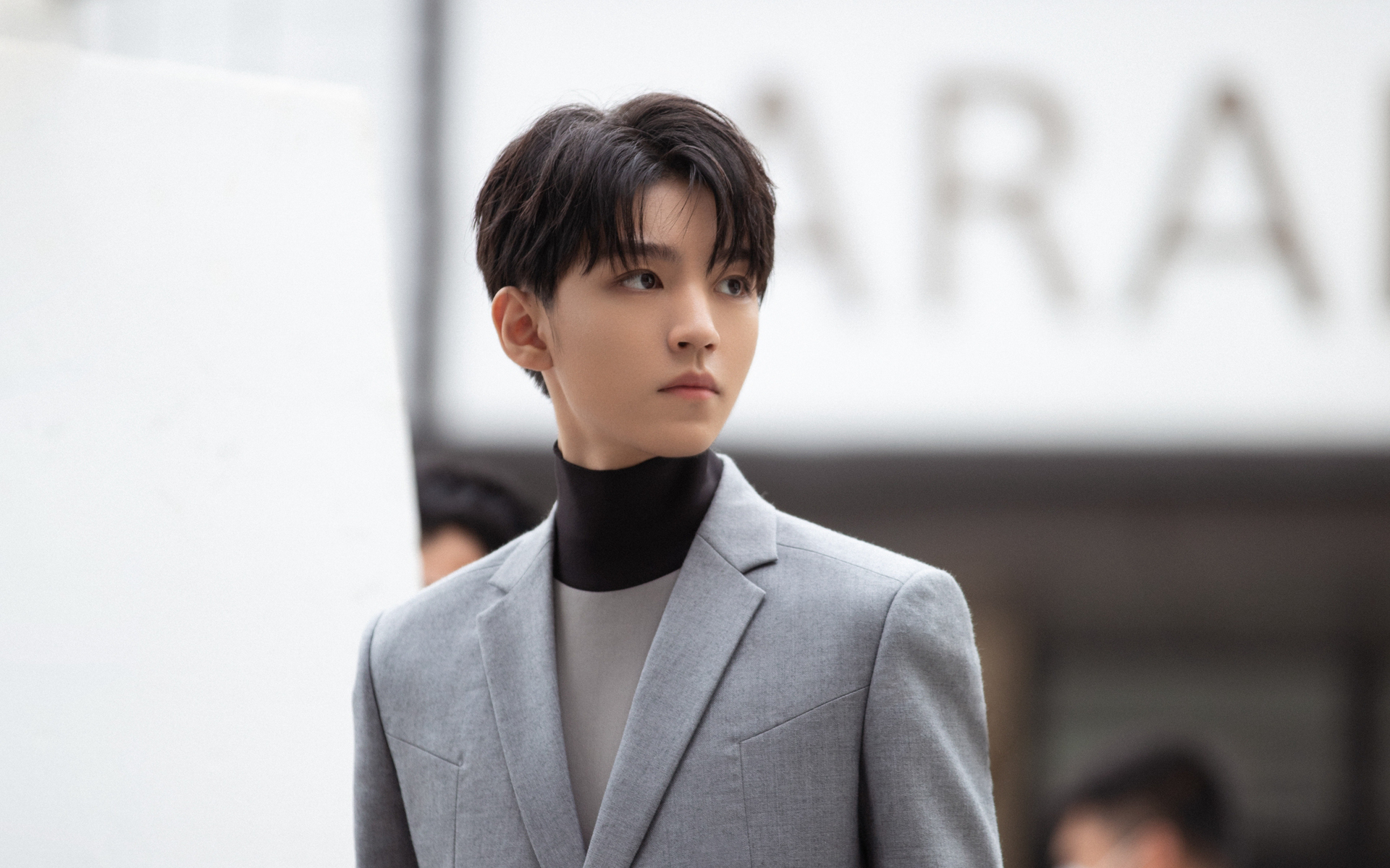 王俊凯灰色西装写真桌面壁纸