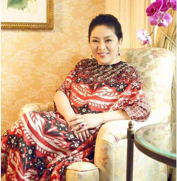 原创怼天怼地怼空气叱咤娱乐圈三十年向太陈岚为何如此传奇