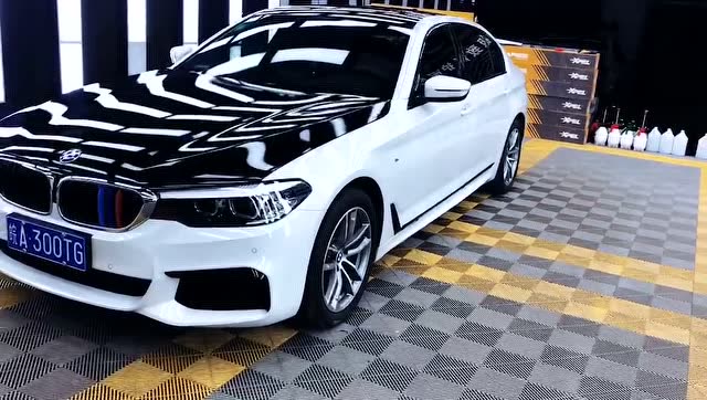 宝马5系新款黑白双拼颜色贴膜别有一番姿态,只要你喜欢,颜色姿态任你