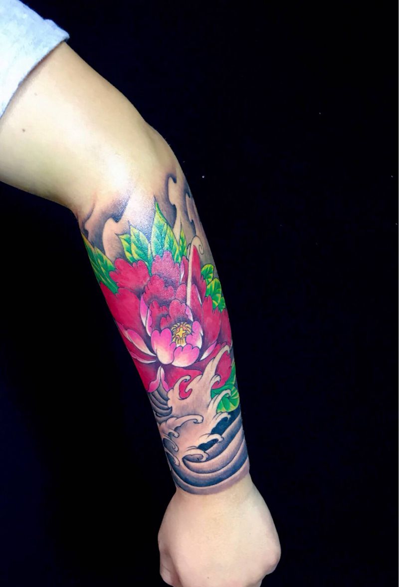 牡丹花臂纹身图片_手臂纹身图案