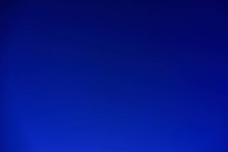 为自然背景或墙纸的深蓝色天空的空白和纯纹理照片