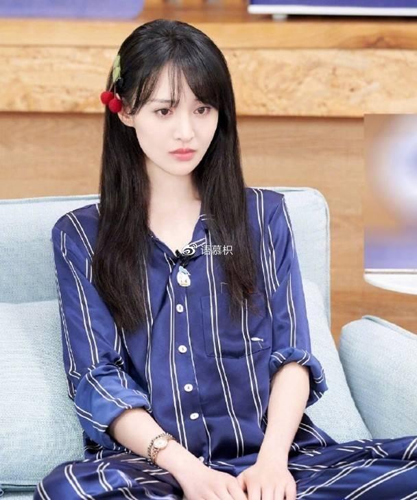 两人分手的时候外国的代母已经怀孕,郑爽被爆出想弃养的录音,指生下