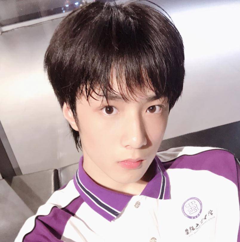 15岁刘耀文返校拍毕业照,路人镜头下好抢镜,"撕漫男"有了脸_长相_五官