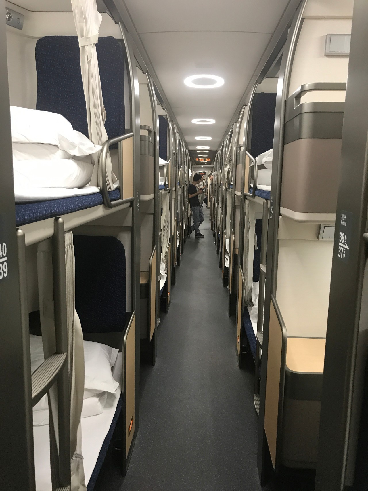 有这样的高铁,您还住酒店吗?——新型卧铺动车组上线运营