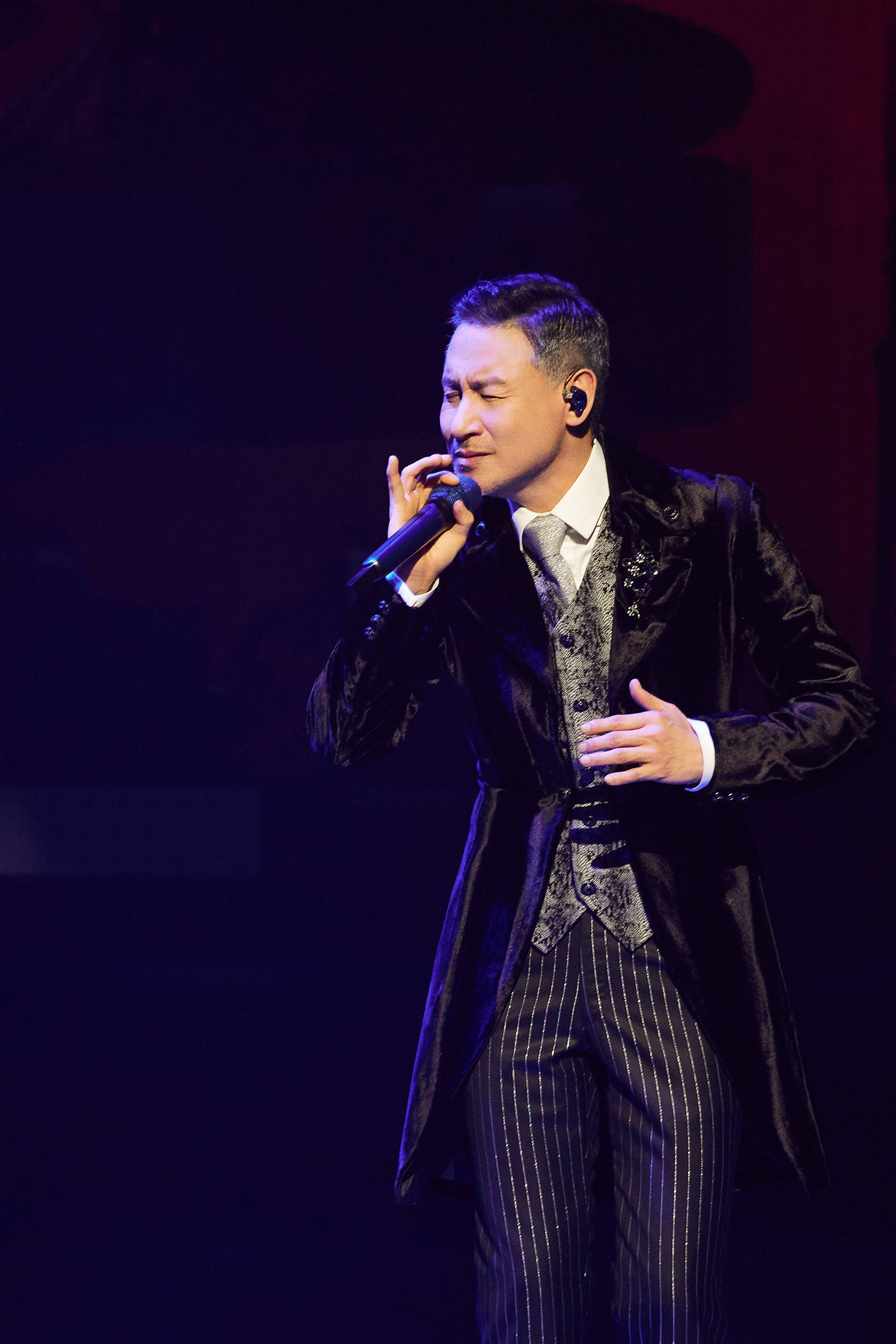 张学友首唱《情书》与《我真的受伤了》_演唱会_巡回_舞台