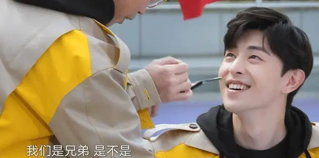 原创邓伦被恶搞化妆看到妆后效果别人都看不下去唯独热巴盯着笑