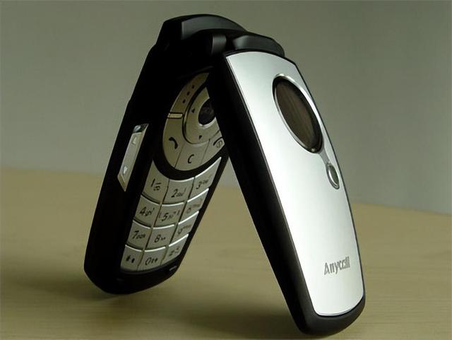 灵动的大眼翻盖——三星e758手机