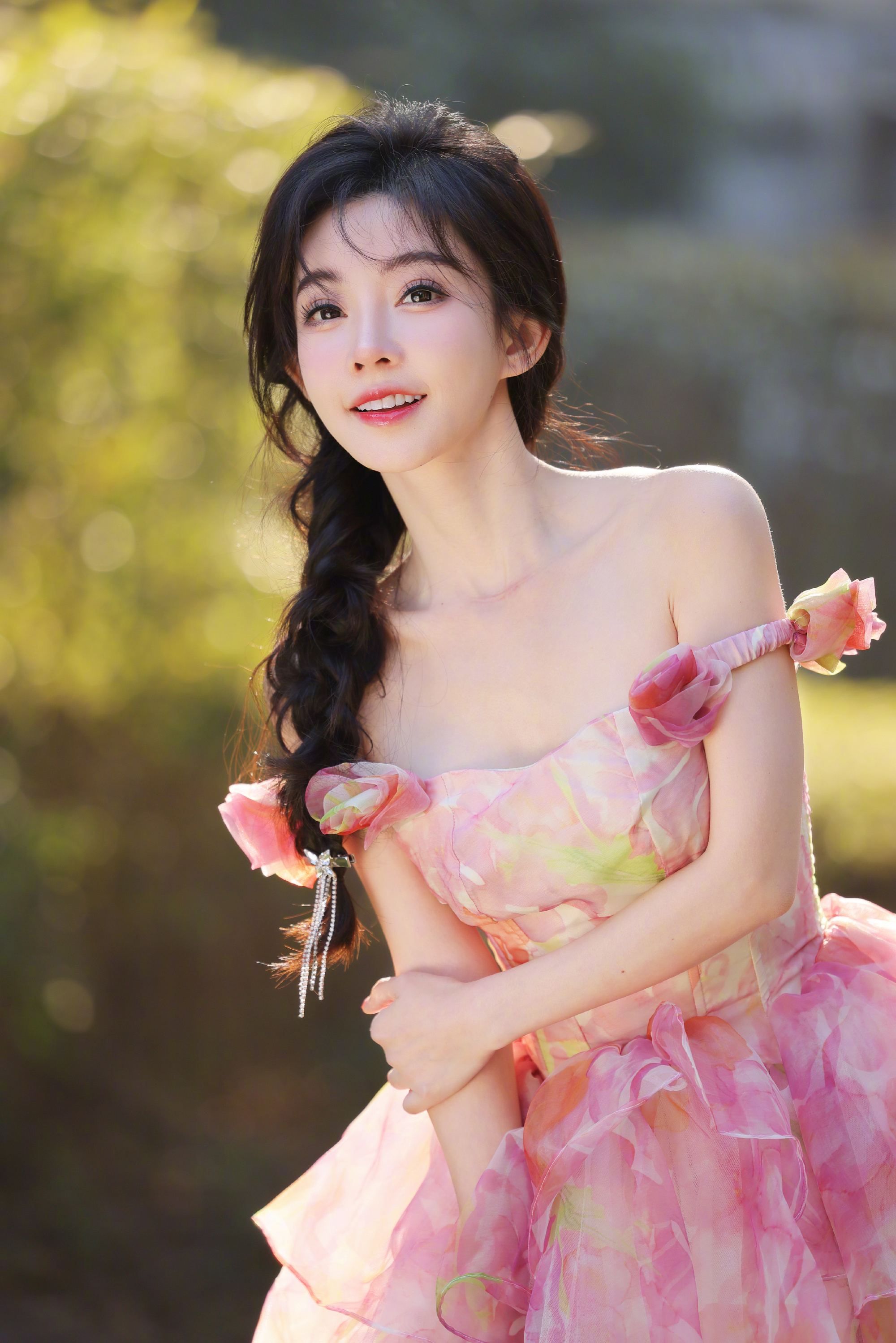 冯提莫# 粉色连衣裙,小鸟依人,温柔浪漫.