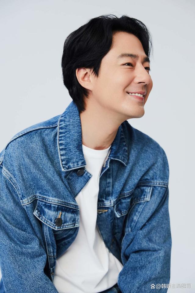 韩国明星,演员赵寅成携电影《走私》回归,自费租电影院并邀请粉丝