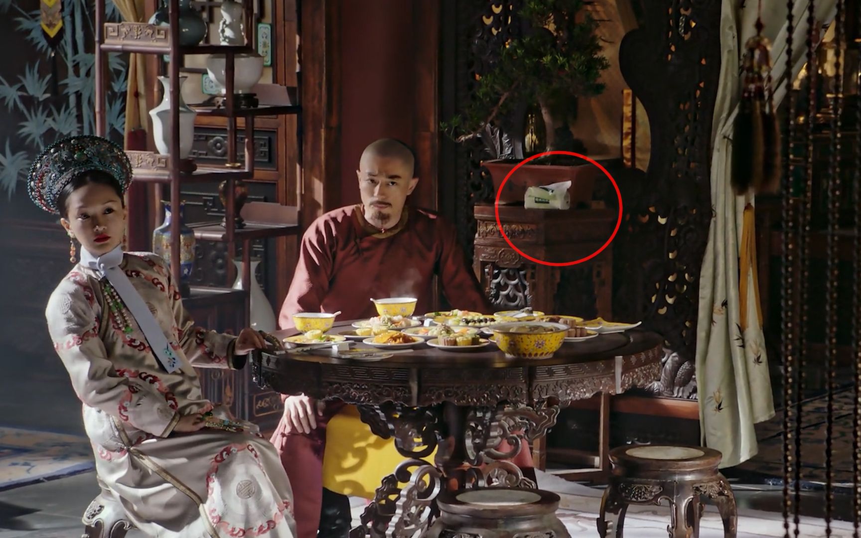 影视剧中的搞笑穿帮镜头,皇上用现代的餐巾纸,抗战剧出现饮料