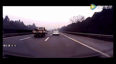 高速公路玩命飙车,胡乱超车,30秒后司机后悔一辈子…. | 红绿灯