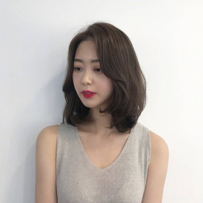 凸显温柔气质的中长发发型