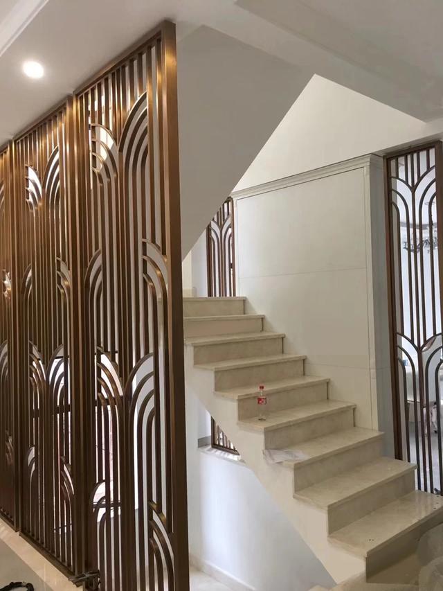 它能为楼梯间塑造了一面墙,为楼梯把手制造载点,而屏风的不锈钢材质