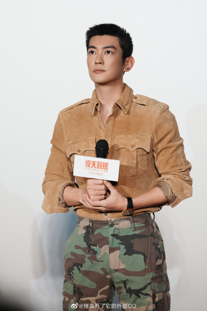 看看杜江老师,这身材,这肌肉,这太平洋般宽阔的肩膀,满满的安全感