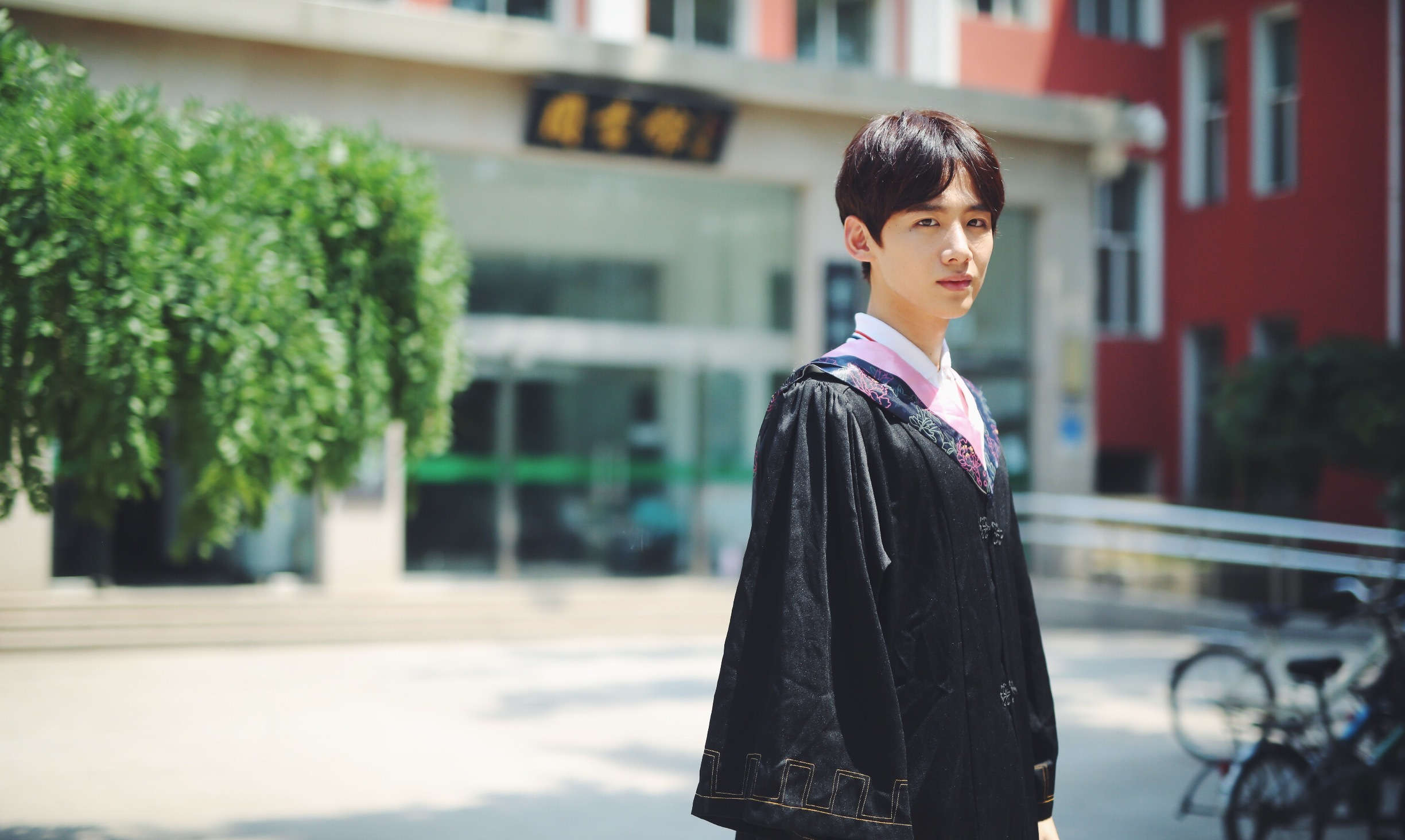 p>白敬亭,1993年10月15日出生于北京市怀柔区,中国内地男演员,毕业于