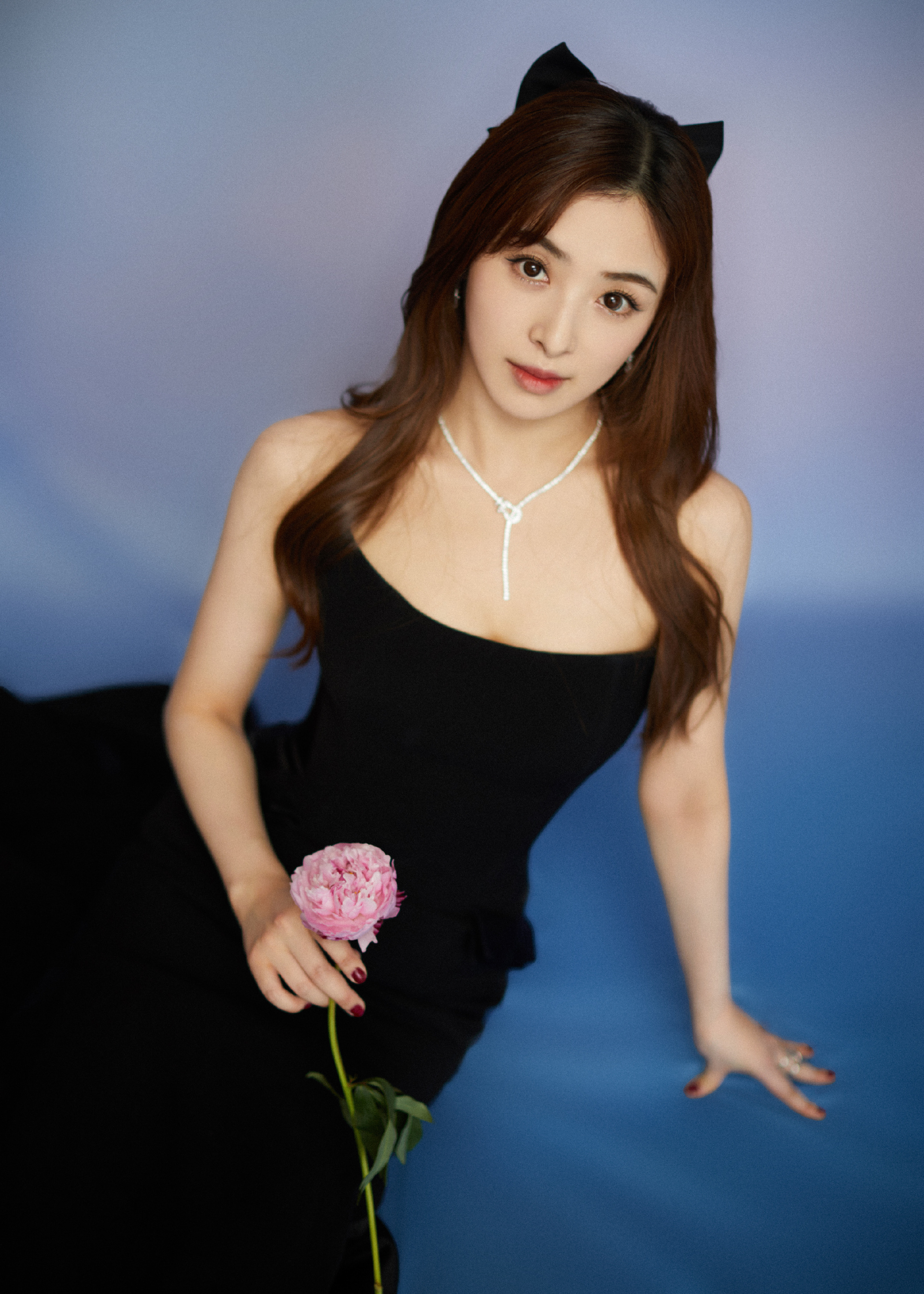 张含韵一袭黑色抹胸长裙成熟优雅,长发猫耳朵发饰可爱又性感