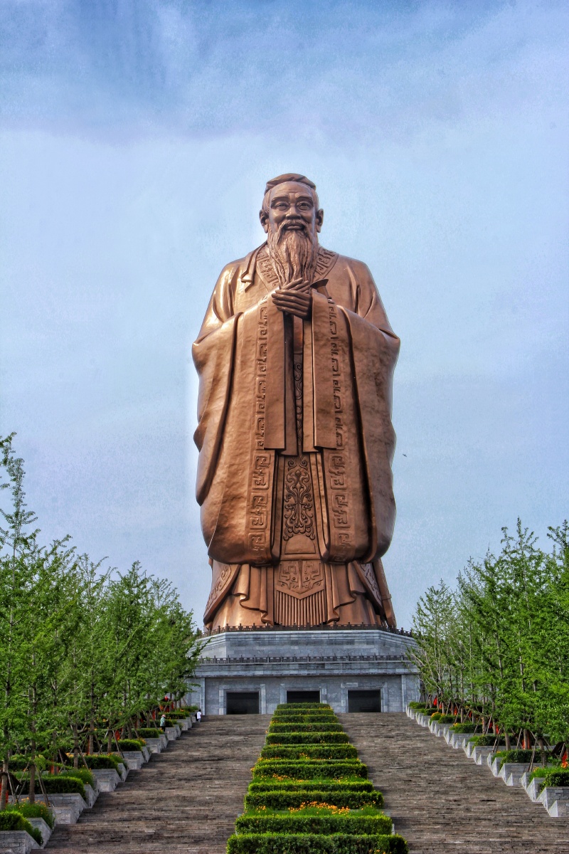 山东曲阜尼山孔子像