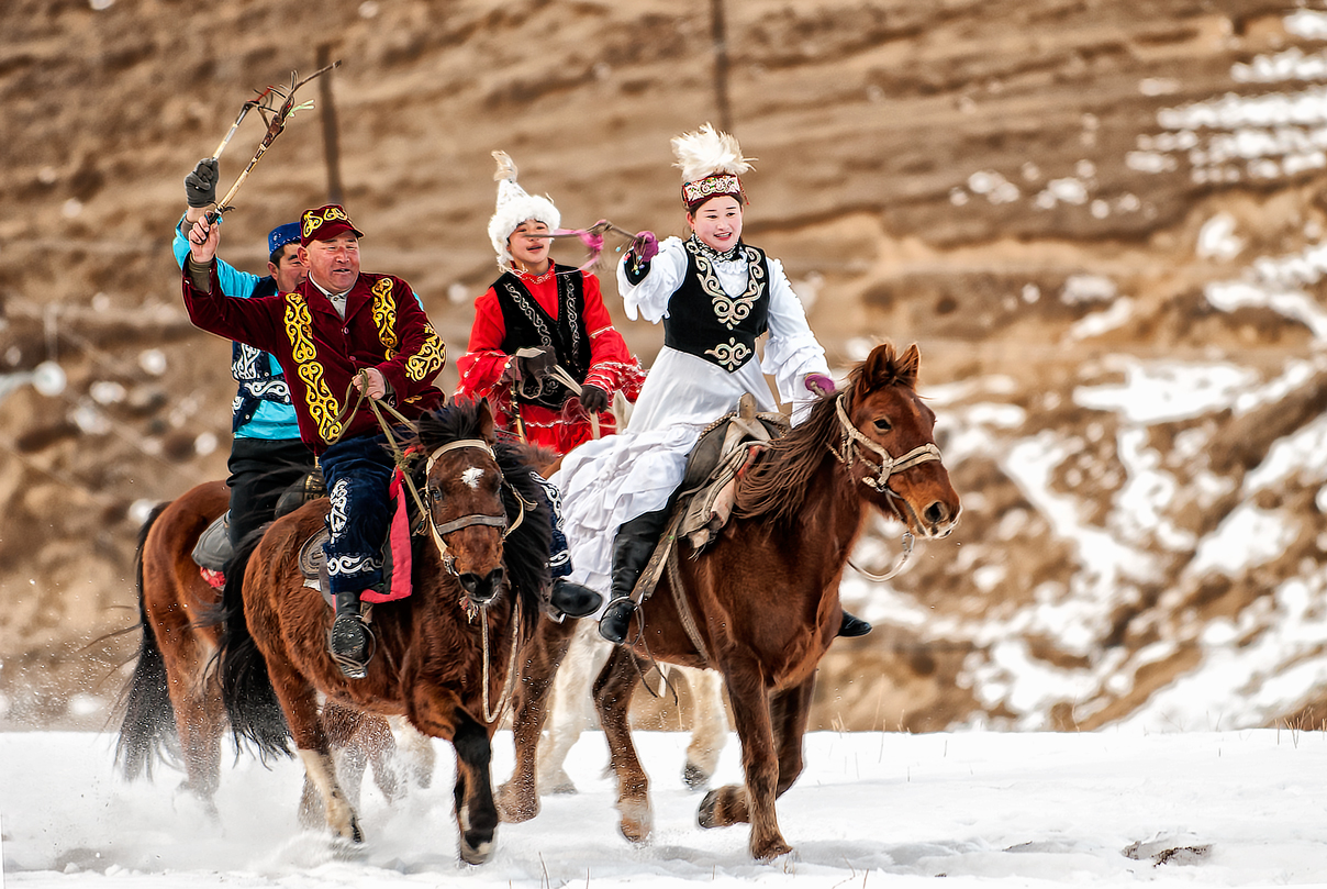 哈萨克族赛马