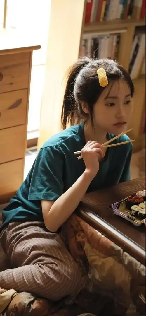 清纯甜美少女居家日常手机壁纸,美女女生-可爱美图