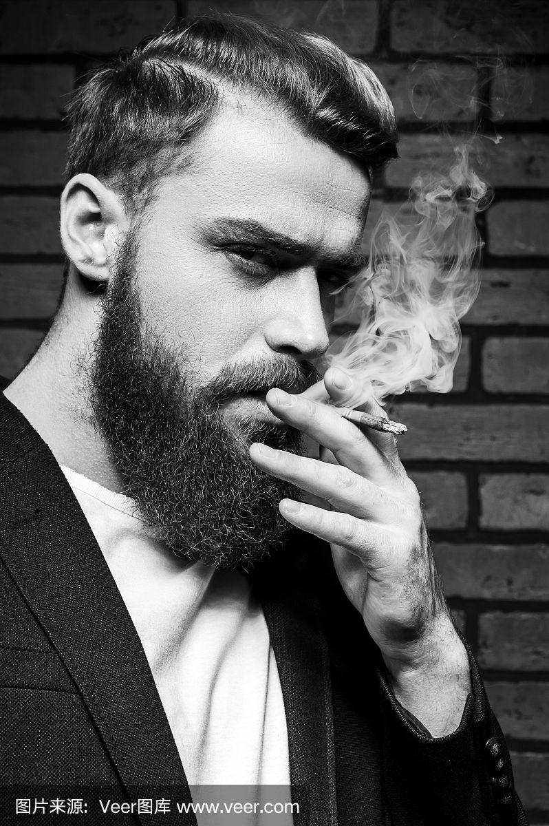胡子男人吸烟.