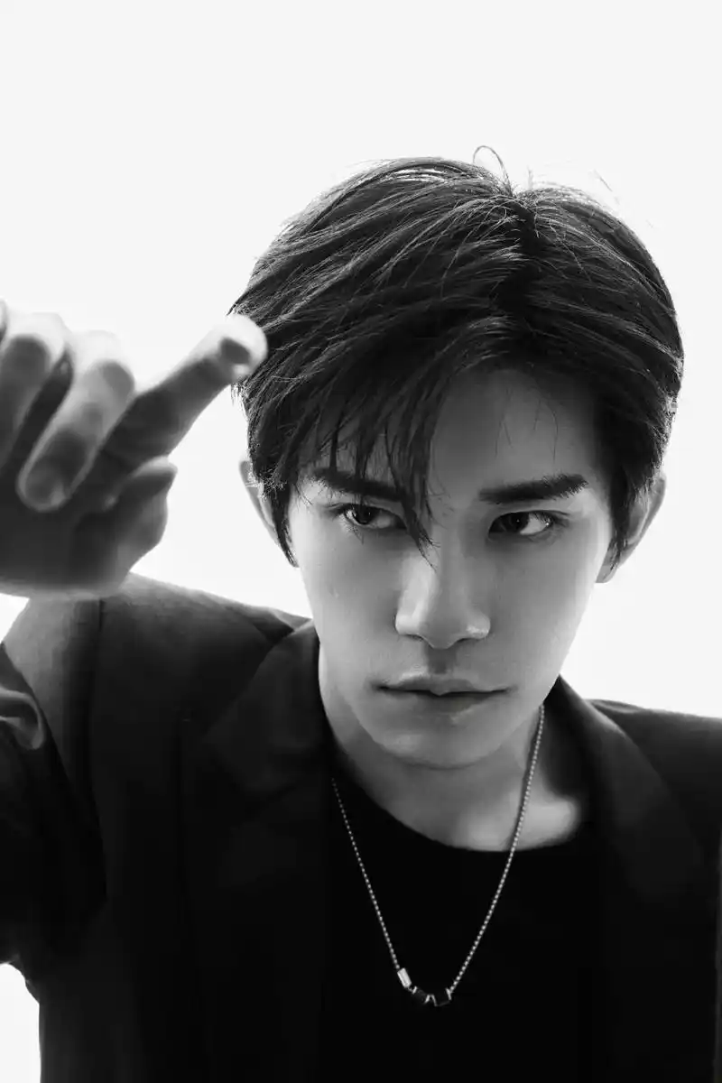 真是屁股上挂暖瓶,帅得有一腚的水瓶啊!#易烊千玺#易烊千玺小