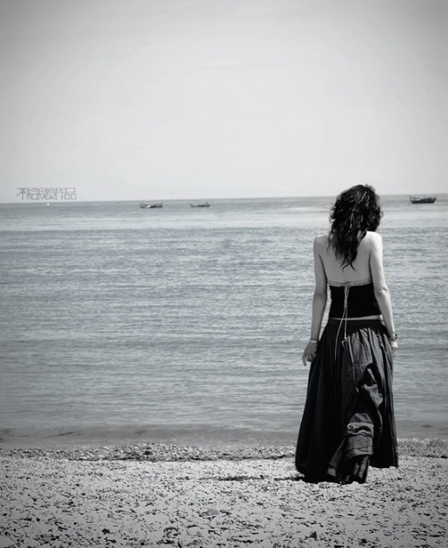 付出全部的爱 而我忘记 最爱你的人是自己 转身的离开 你还是一个人