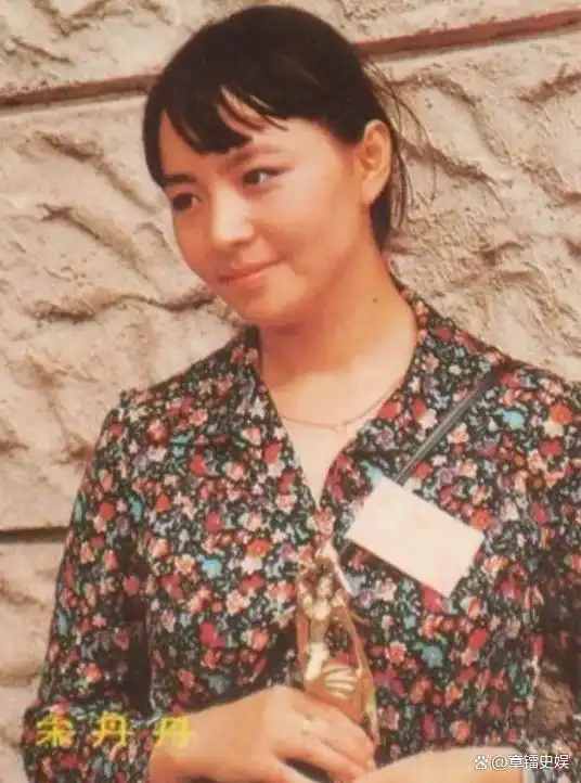 不要小看不修边幅的宋丹丹,当年的她漂亮到倪萍都被比