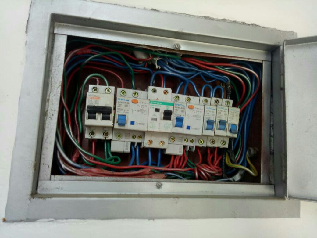 家里有一台空调不能开,这个电闸怎么弄