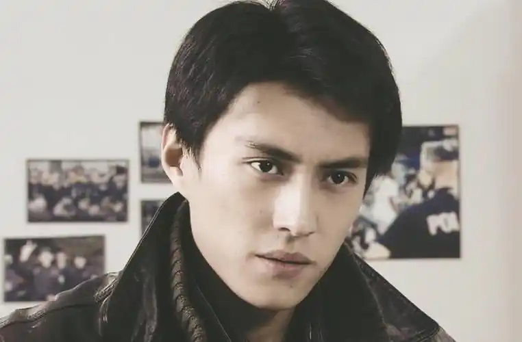 1976,靳东出生在济宁.婚的何又父母在他很小的时候,就遗憾离婚.