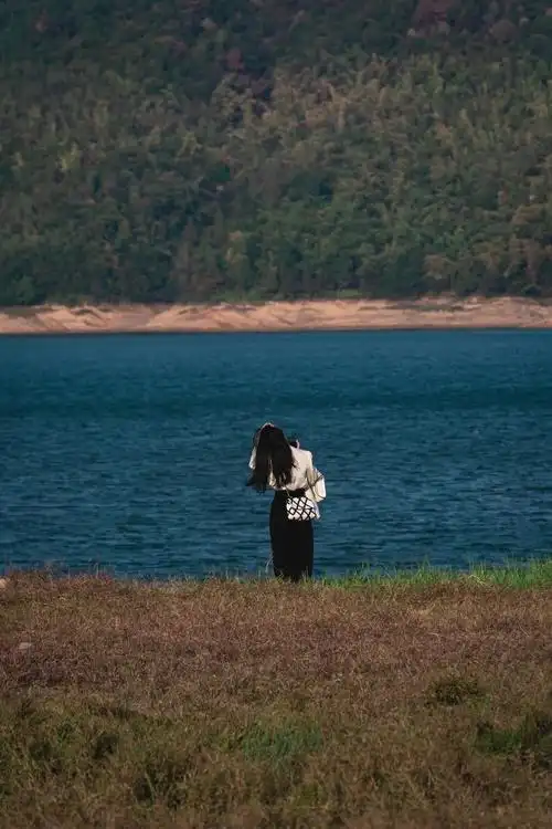 女模特背影与侧脸.#去看可以治愈一切的海 #氛围感 #摄影是 - 抖音